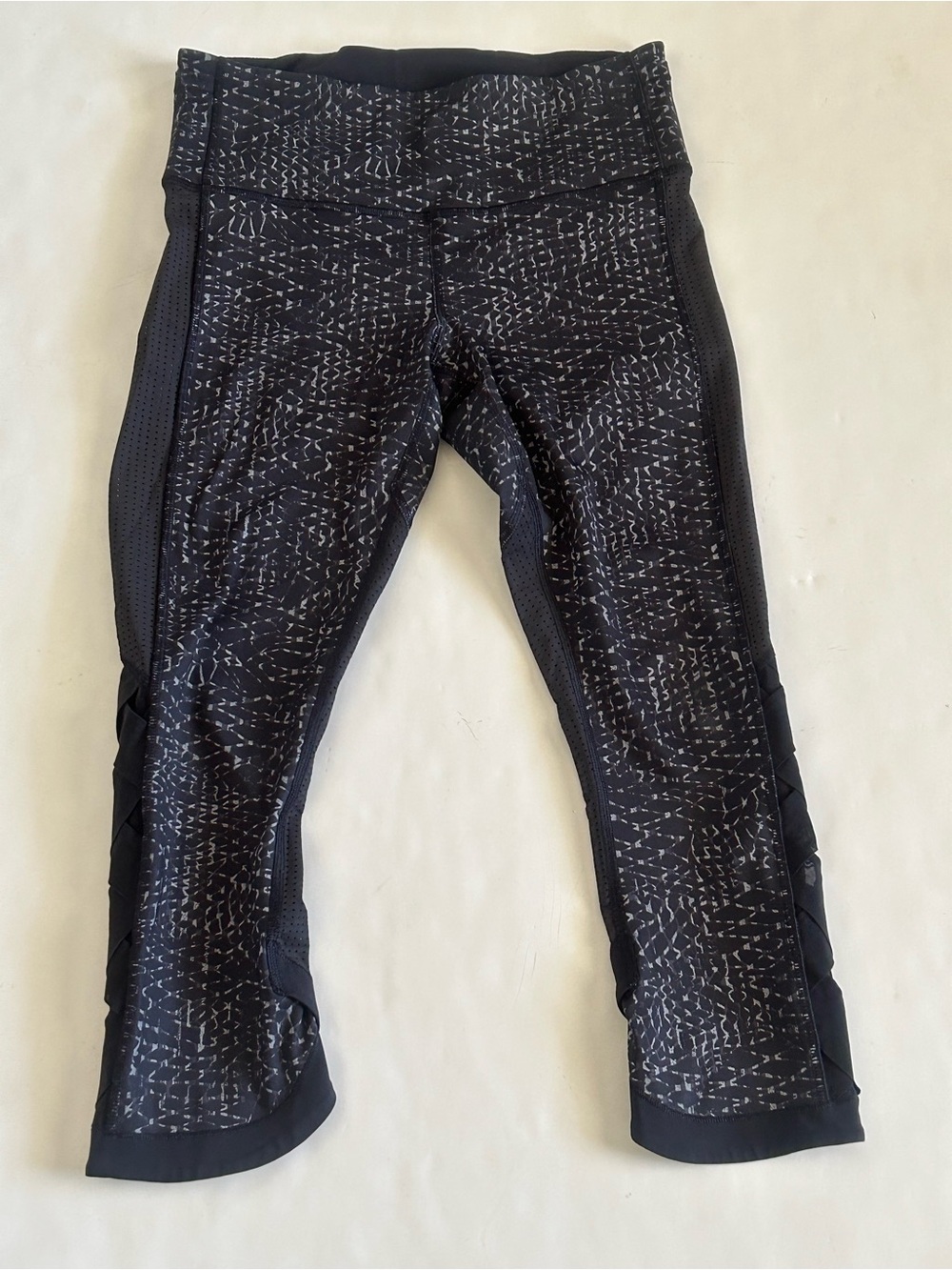 Lululemon Black and gray Patterned Athletic Capri Bottoms Size 6